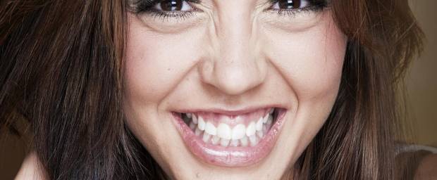 Frau mit Zahnfleischlächeln